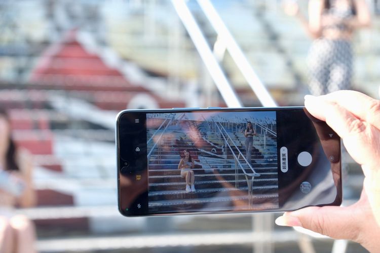 目前這項功能只限最多兩人，且按下對焦框時要兩人對有焦才行。陳志淵攝