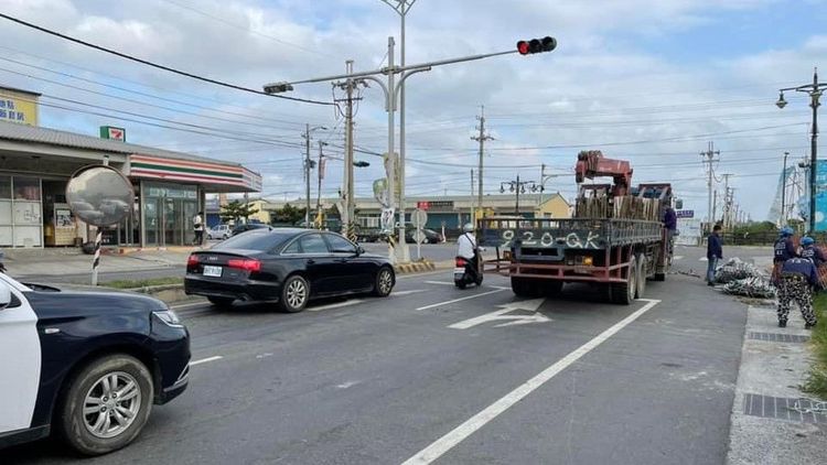 當地員警協助交管，工人1小時將大鷹架拆除，事故現場現已恢復交通。許志豪提供