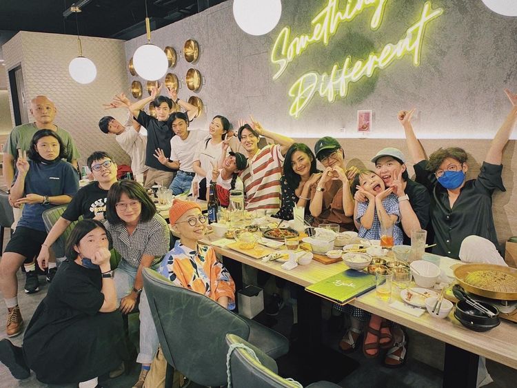 今年六月經紀人可 喬生日聚會上，邱昊奇（右六）和一旁的黃姵嘉就很親密。讀者提供