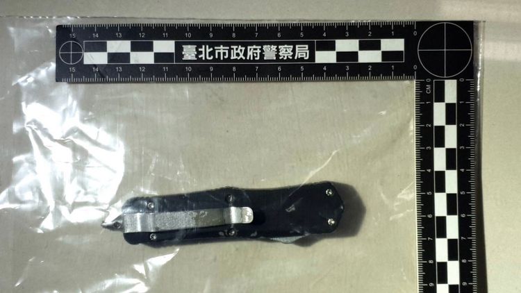 警方查扣涉案折疊刀。翻攝畫面