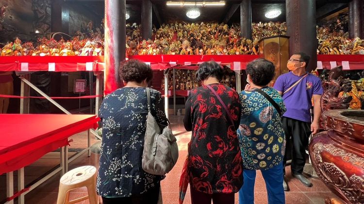台南三婦人壬生首見萬神同台，一路拜個不停。魏嘉良攝