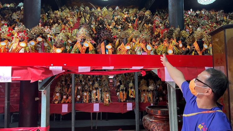 萬神齊聚馬鳴山鎮安宮，千歲王爺、羅漢、菩薩、濟公和玉皇大帝同堂。魏嘉良攝