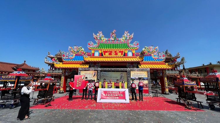 雲林縣褒忠鄉馬鳴山鎮安宮4年舉辦一次五年大科，信眾一次可見到12000尊神明同台。魏嘉良攝