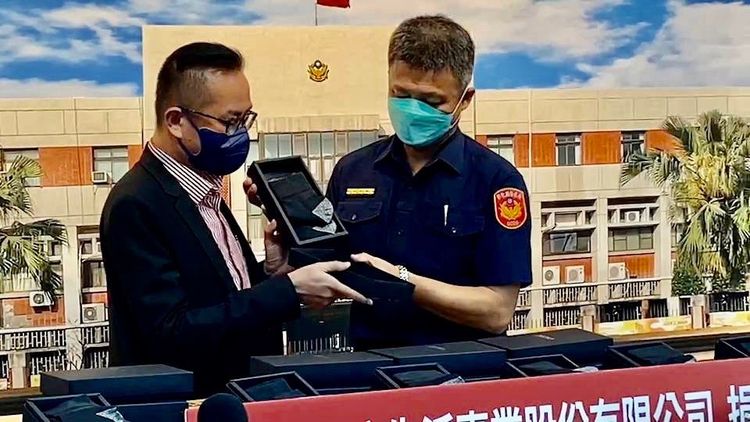 聚康生活董事長賴明毅（左）捐贈賦活鍺能量康氧襪給警方。業者提供