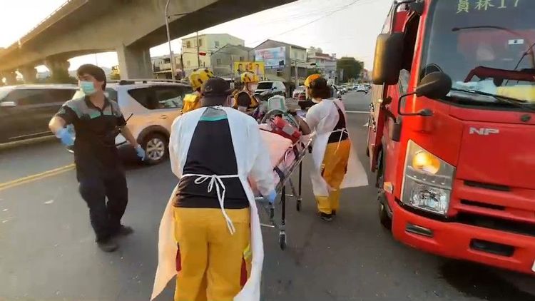 董男被救起時已無生命跡象，救護人員持續為他CPR並送醫搶救。民眾提供