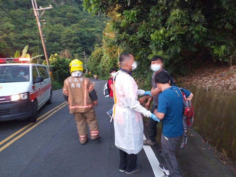 警消進行檢傷，陸續後送傷者就醫。讀者提供