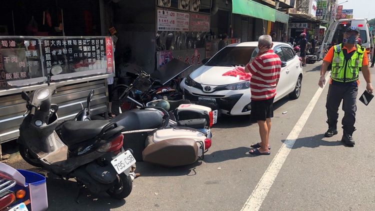 肇事婦人疲勞駕駛，撞倒路旁整排機車和腳踏車。警方提供