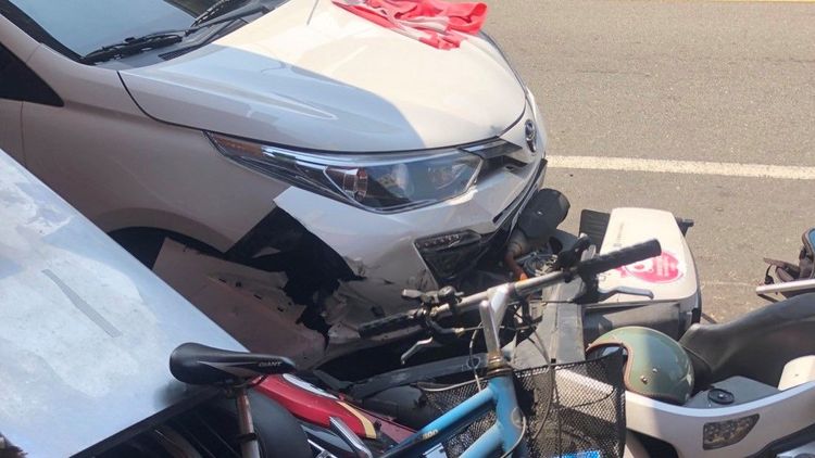 肇事婦人疲勞恍神誤將油門當煞車踩釀禍。警方提供