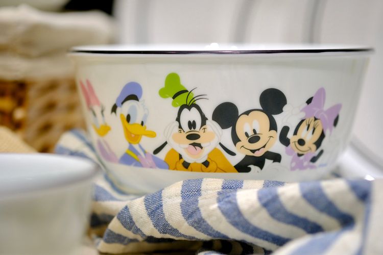 康寧米奇與好朋友新花色餐盤。陳志淵攝