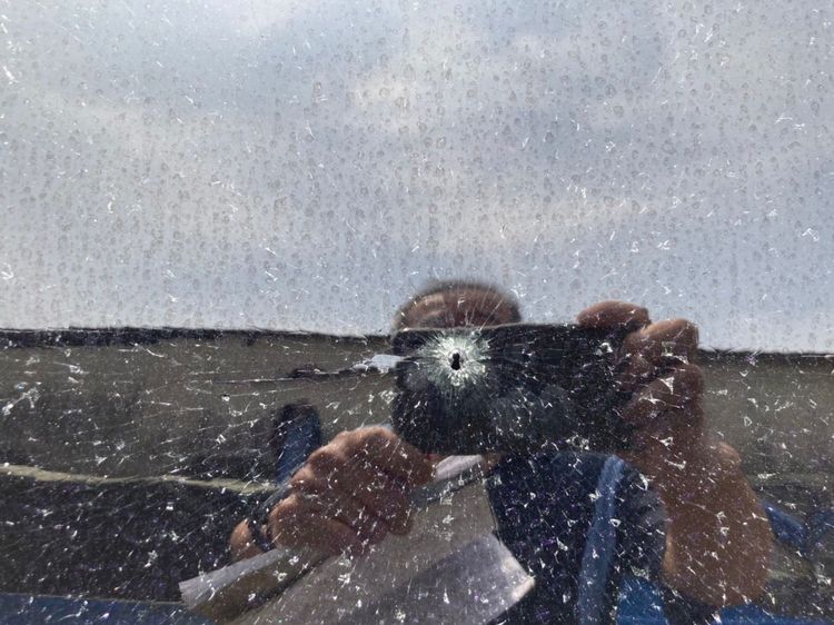 車尾門遭BB彈擊中。民眾提供