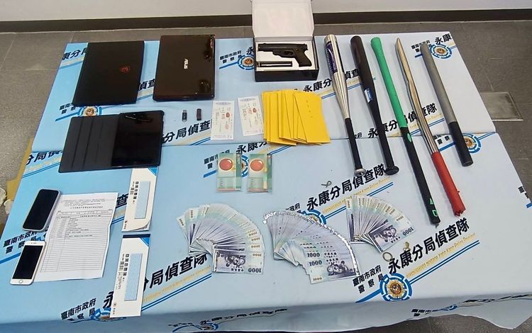 警方查扣棍棒、現金等證物。警方提供
