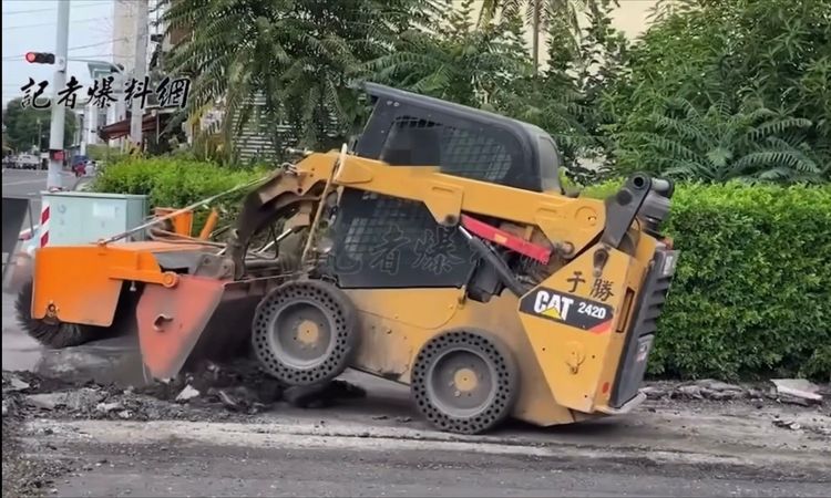 男童駕山貓倒退清石塊。翻攝自記者爆料網