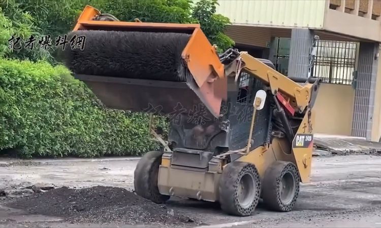 男童駕駛山貓技術一流。番社自記者爆料網