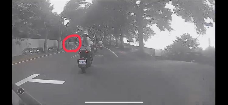 詹姓機車騎士車過彎時為閃避旁野狗而摔車。翻攝社會事新聞影音