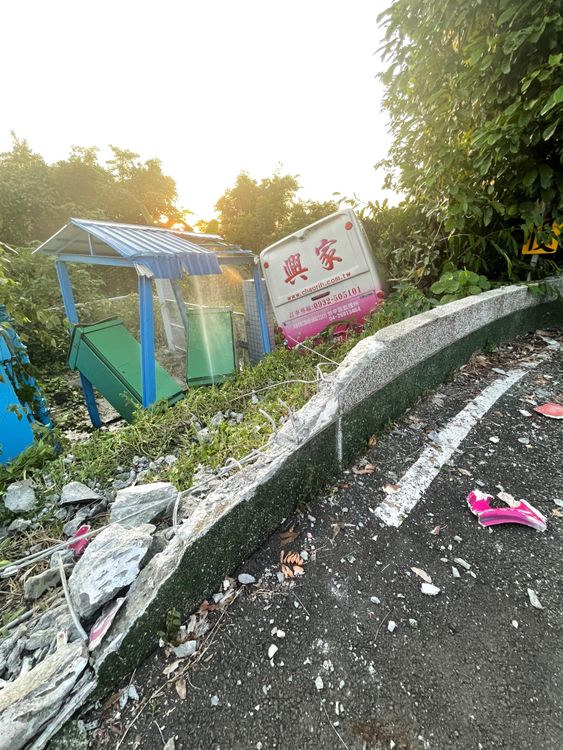 遊覽車衝破護欄掉落邊坡。讀者提供