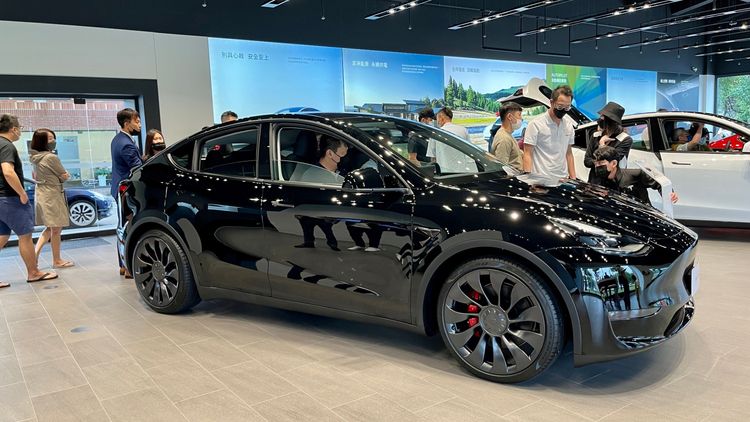 頂級Performance性能版配有21吋胎圈與跑車化懸吊。陳志淵攝