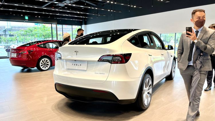 對照左側的Model 3，Model Y變高又長大了。陳志淵攝