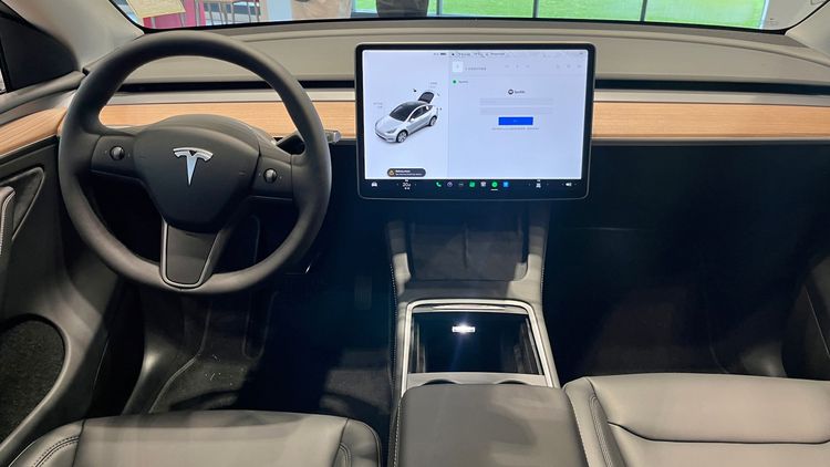 車廂前半部設計基本上與Model 3一樣，均標配15 吋中央觸控螢幕、沉浸式音響系統等配備。陳志淵攝