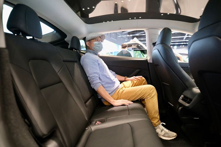 記者實際乘坐後座感受相當寬裕舒服，除了椅背可調、天窗也改成全景式設計。陳志淵攝