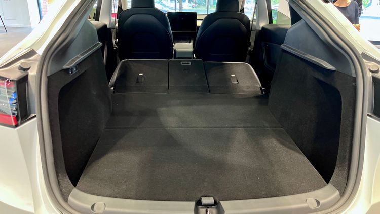 行李廂在後座椅背打平後可以獲取相當充裕的置物空間、下方還有隱藏收納處。陳志淵攝