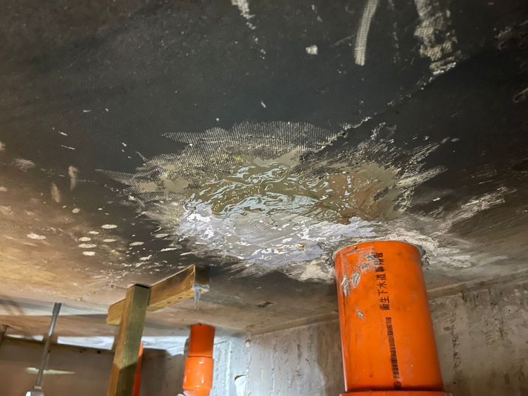 翻開天花板可檢查滲漏水狀況。王鈞生攝