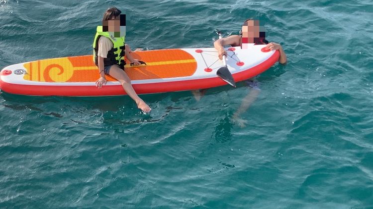 海上漂流的父女檔遊客。澎湖海巡隊提供