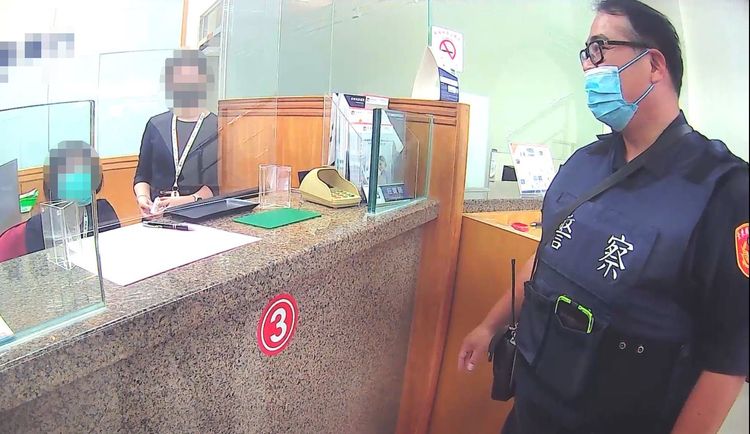 警方和行員確認王男受騙的帳號。台東分局提供