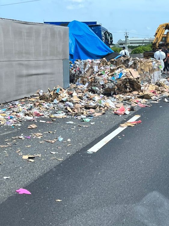 車道散落大量廢紙，影響車流行進。翻攝彰化踢爆網