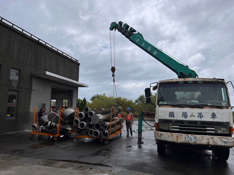 移動式抽水機上車待命。一河局提供