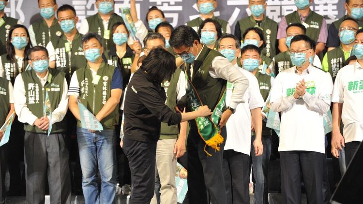 蔡英文為劉建國披上選舉背帶。民眾提供