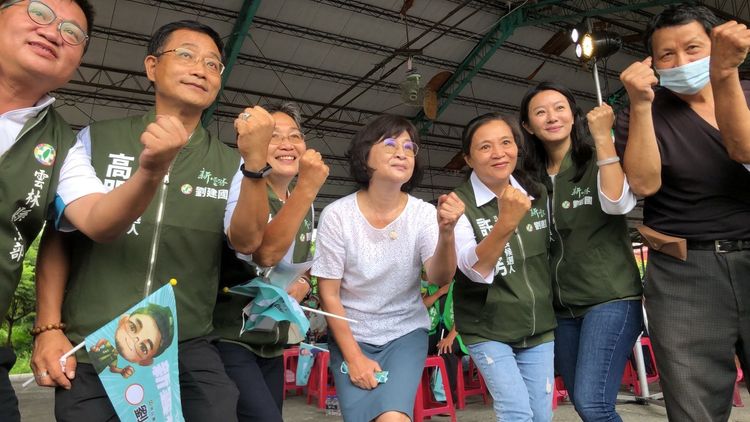 立委蘇治芬（中）站台力挺劉建國與林慧如。民眾提供