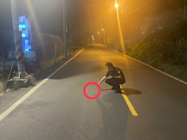 警方在馬路上找到一顆子彈。警方提供