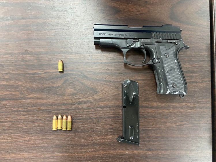 警方查獲改造手槍1把、子彈4顆等證物。警方提供