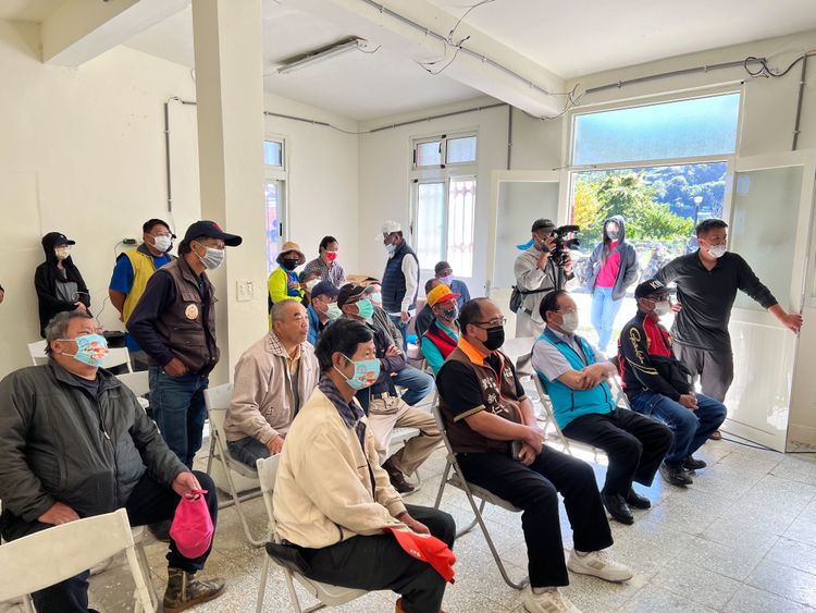 公路局今日和佳陽地區居民協調將會封閉靈甫橋段二周，並開放便道5班次讓居民添購物資。民眾提供