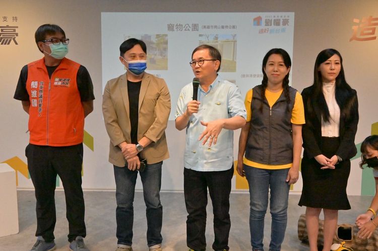 劉櫂豪向現場民眾介紹民進黨台東黨部推出的民代參選人。劉櫂豪競選總部提供