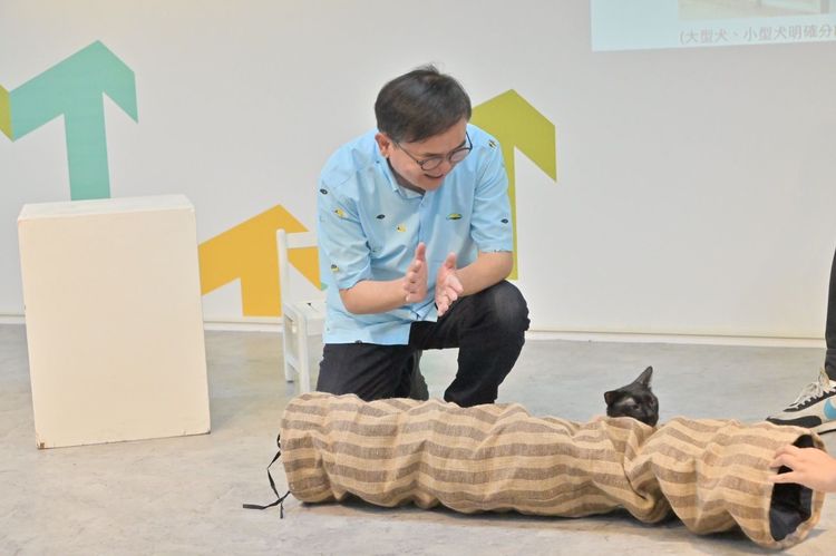 劉櫂豪與酷酷小黑貓。劉櫂豪競選總部提供