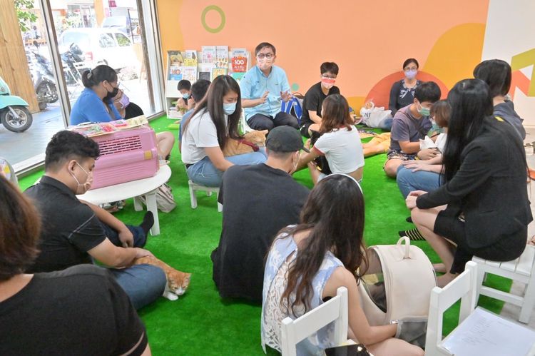 劉櫂豪的競選總部將椅子全部撤開，讓民眾和貓咪席地而坐互動交流。劉櫂豪競選總部提供