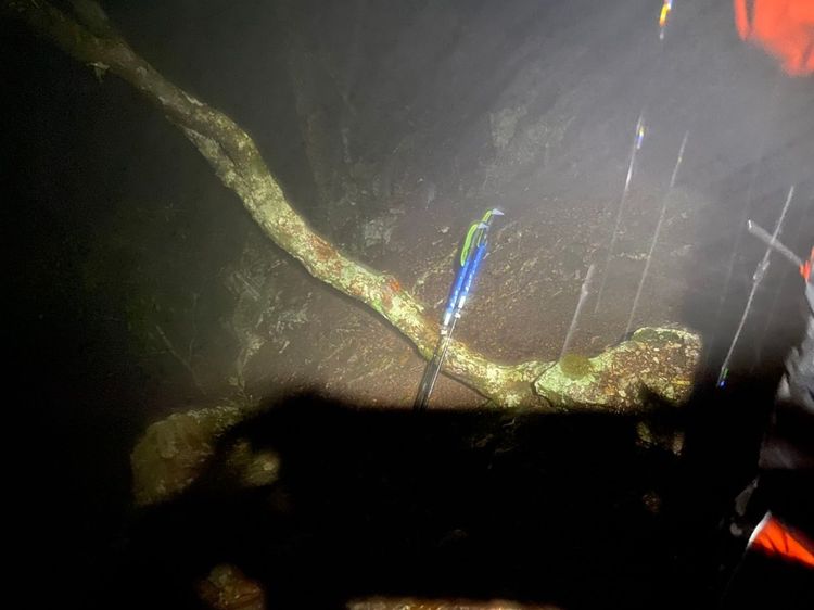 警消找到陳伯均法官的登山杖。民眾提供