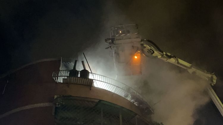 消防人員佈線灌救。民眾提供