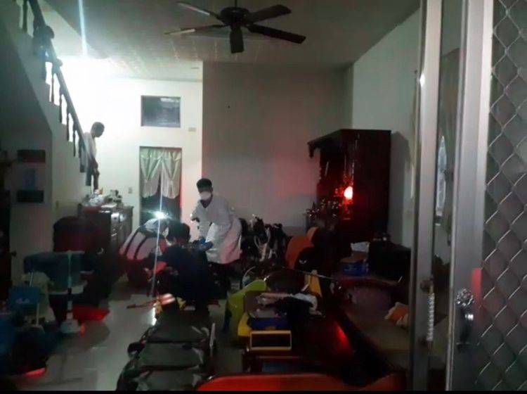 消防救護人員到場緊急包紮止血，協助搬運。翻攝畫面