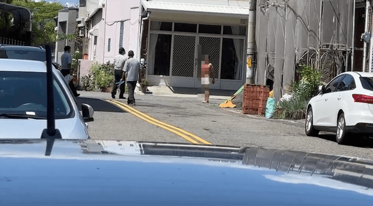 林男走走停停，院方與家屬跟隨在後。翻攝畫面