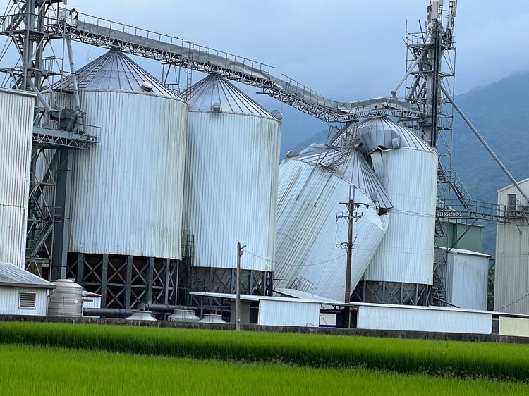 關山農會稻米儲存桶傾倒。民眾提供