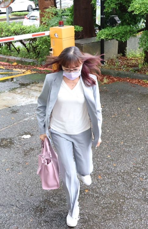 夏克立今未現身，委託律師梁維珊（圖）出庭。趙世平攝