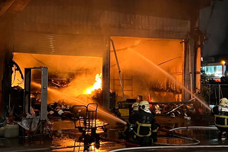 消防人員全力灌救，初步消息無人員傷亡。讀者提供