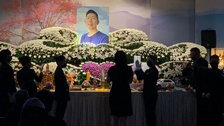 陳伯均法官的妻子(中)獻燈為丈夫祈福。丁牧群攝