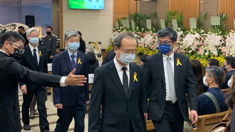 司法院長許宗力(中)出席陳伯均法官公祭。丁牧群攝