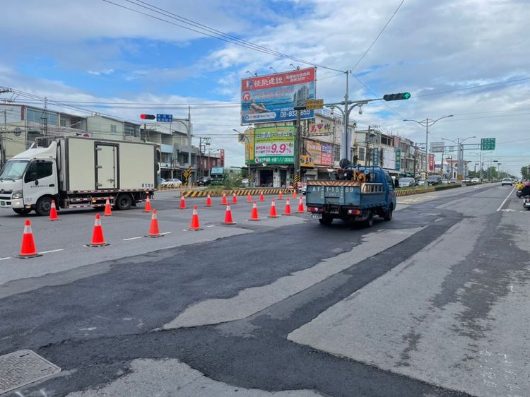 種樹百里工程暫時性回填，造成路面路面不整，導致摔車事故頻傳，許多汽機車的避震器與輪胎也被磨損，求償無門。讀者提供