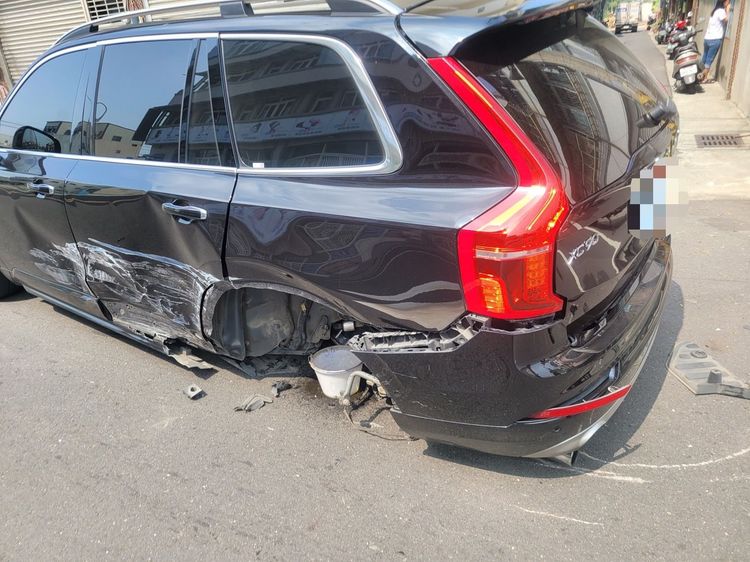 VOLVO XC90休旅車左後車身受損，且左後輪硬生生噴飛。民眾提供