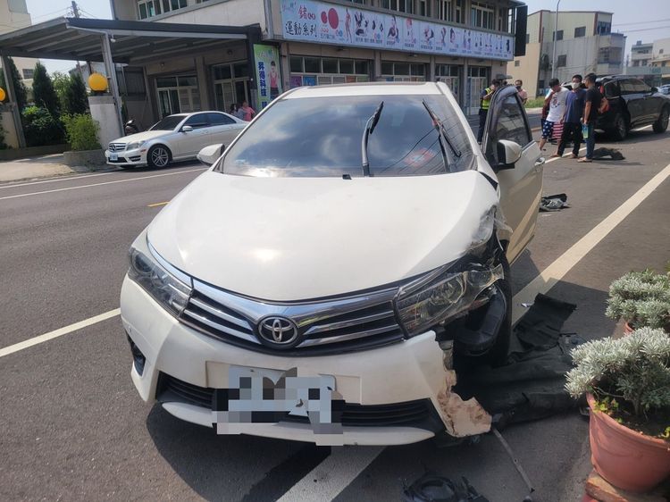豐田ALTIS轎車左車頭受損。民眾提供