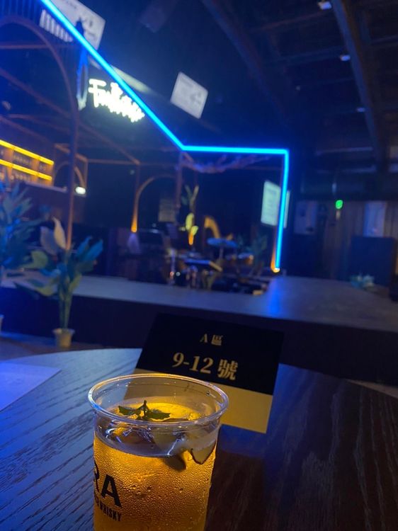 可邊看劇邊飲用調酒。王雪玲攝